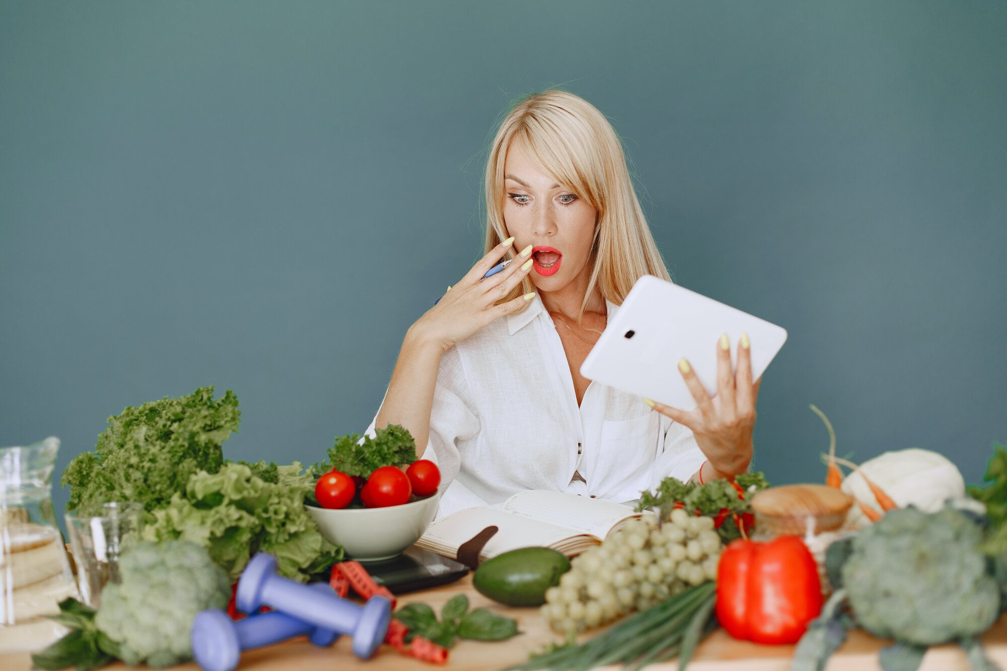 vrouw-ketogeen-voedsel-groente-en-fruit-ketorecepten